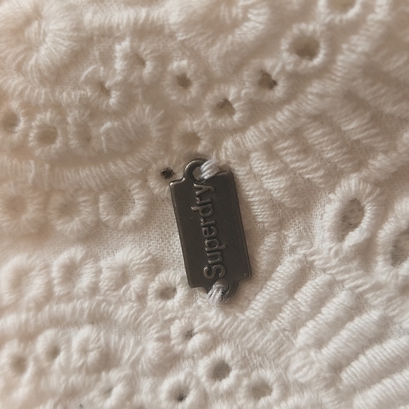 Large white top pretty scalloped edge - Picture 6 of 6